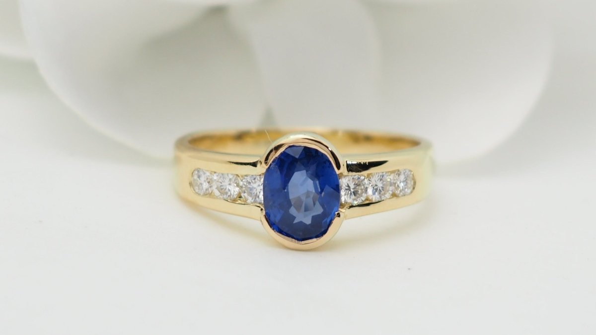 Bague Saphir de Ceylan en or jaune et diamants - Castafiore