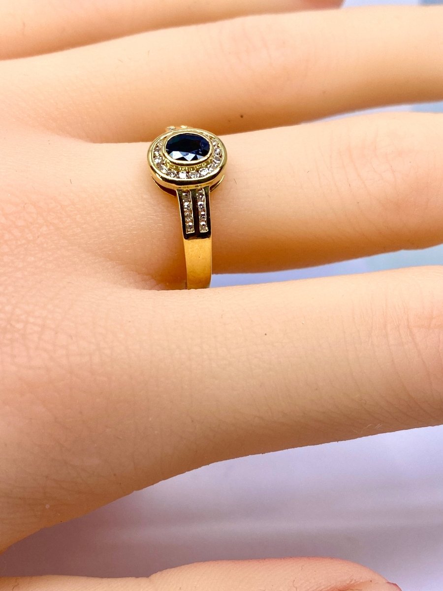 Bague Saphir Entouré et Épaulé en Or Jaune 18 Carats - Castafiore