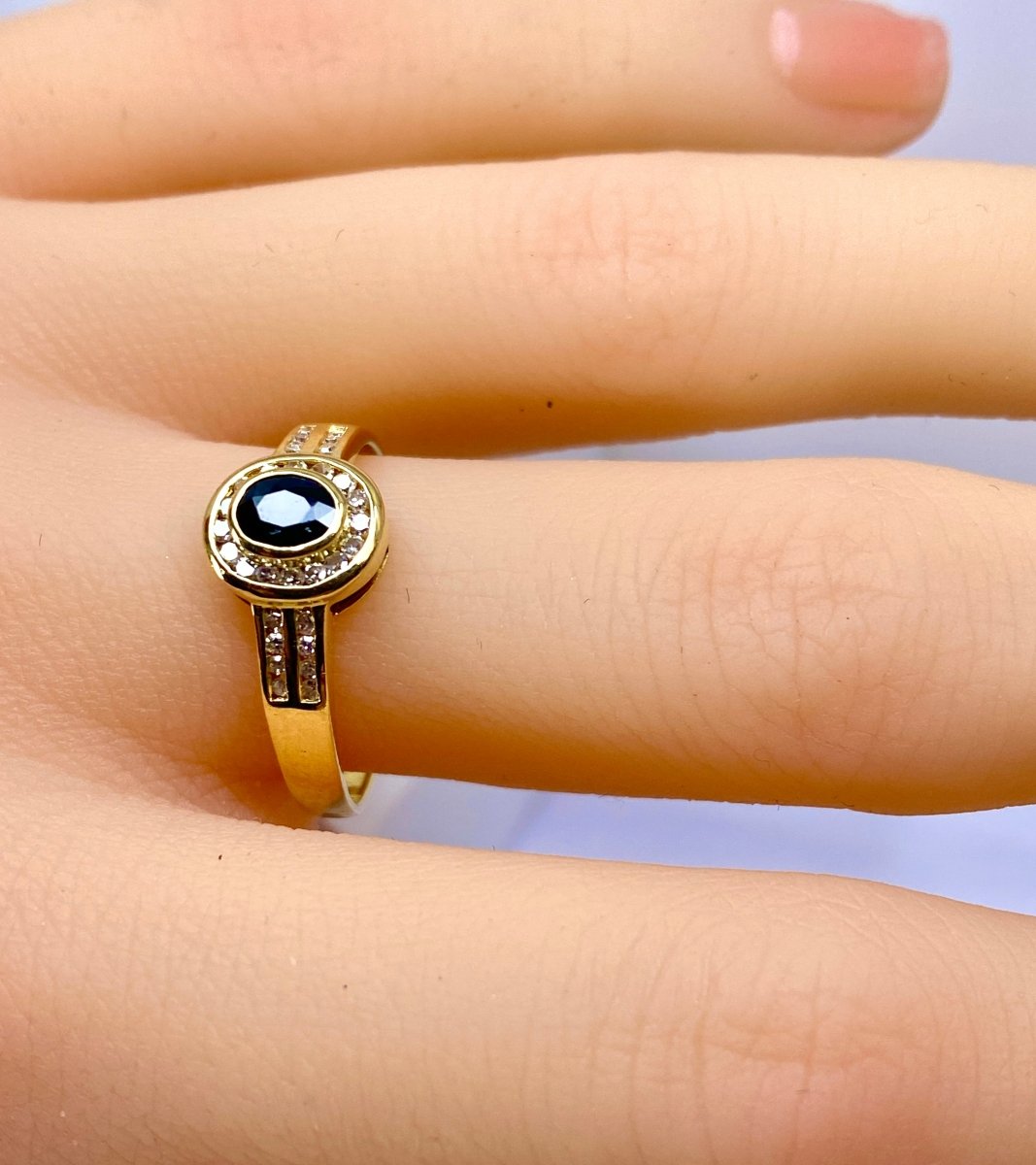 Bague Saphir Entouré et Épaulé en Or Jaune 18 Carats - Castafiore