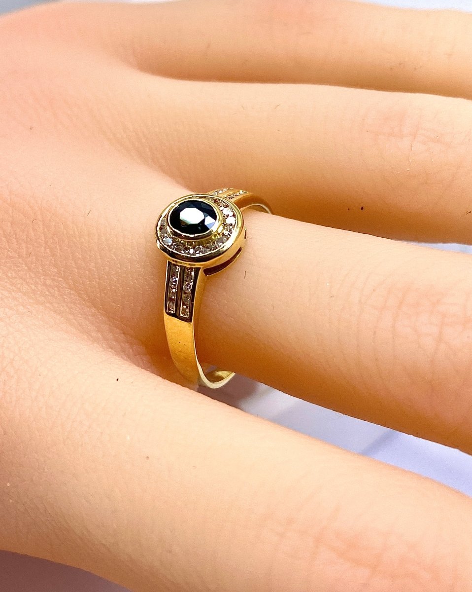 Bague Saphir Entouré et Épaulé en Or Jaune 18 Carats - Castafiore