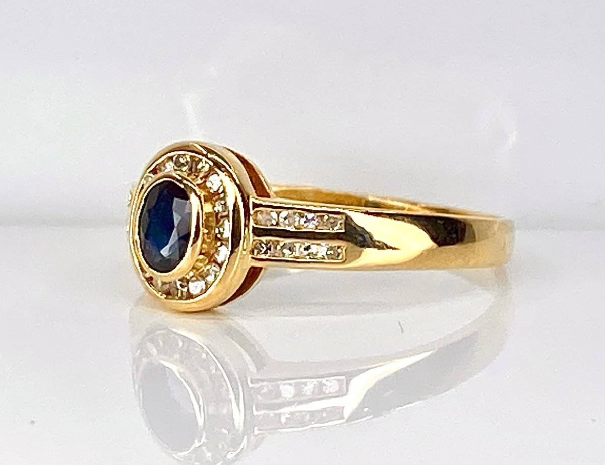 Bague Saphir Entouré et Épaulé en Or Jaune 18 Carats - Castafiore
