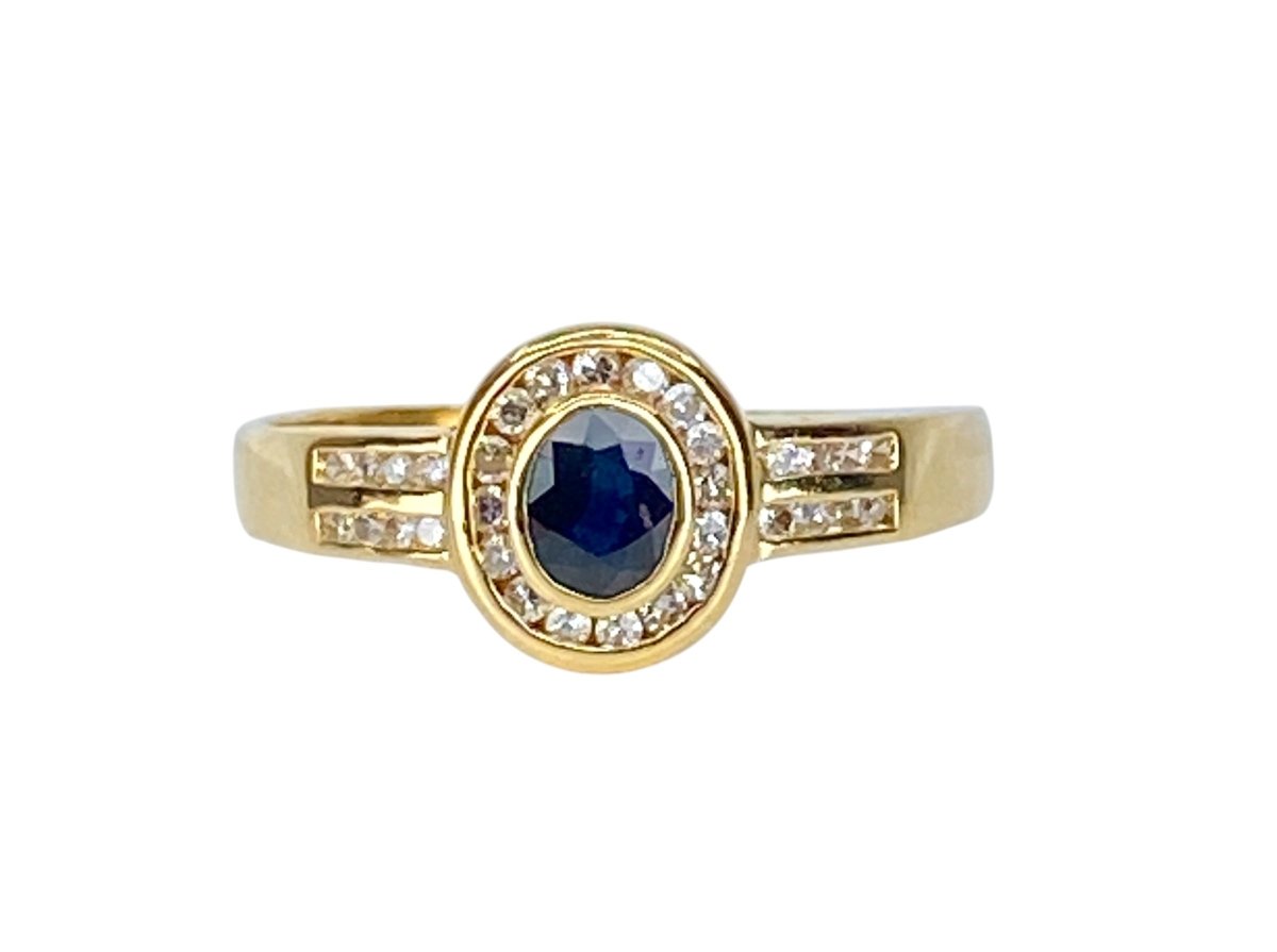 Bague Saphir Entouré et Épaulé en Or Jaune 18 Carats - Castafiore