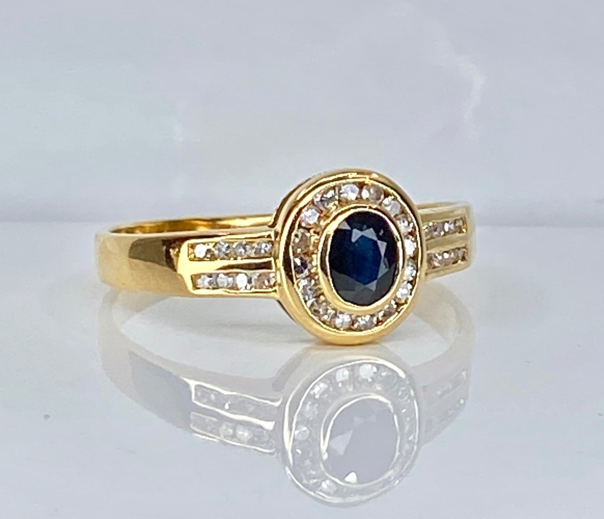 Bague Saphir Entouré et Épaulé en Or Jaune 18 Carats - Castafiore