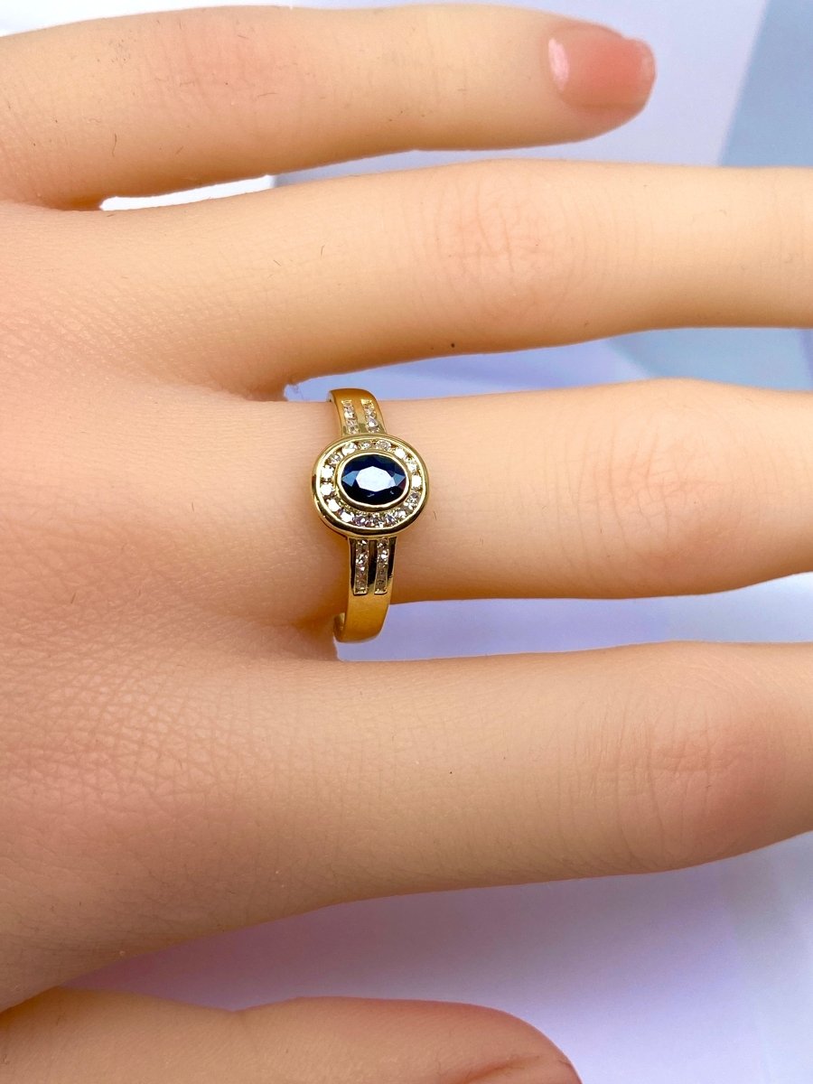 Bague Saphir Entouré et Épaulé en Or Jaune 18 Carats - Castafiore