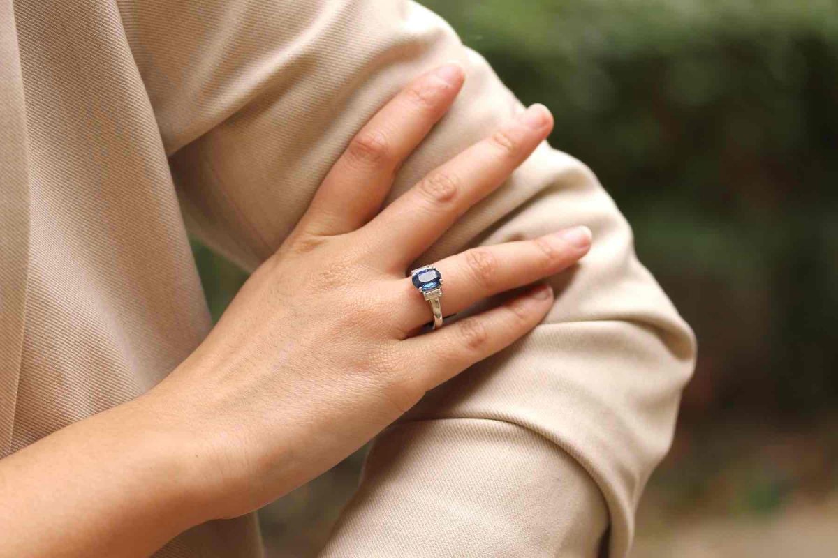 Bague saphir et diamants baguettes en or blanc 18k - Castafiore