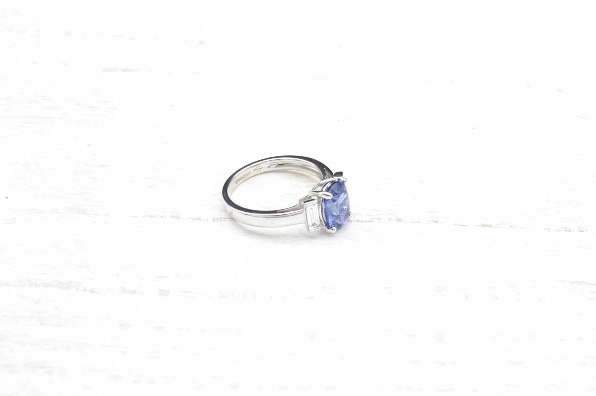 Bague saphir et diamants baguettes en or blanc 18k - Castafiore