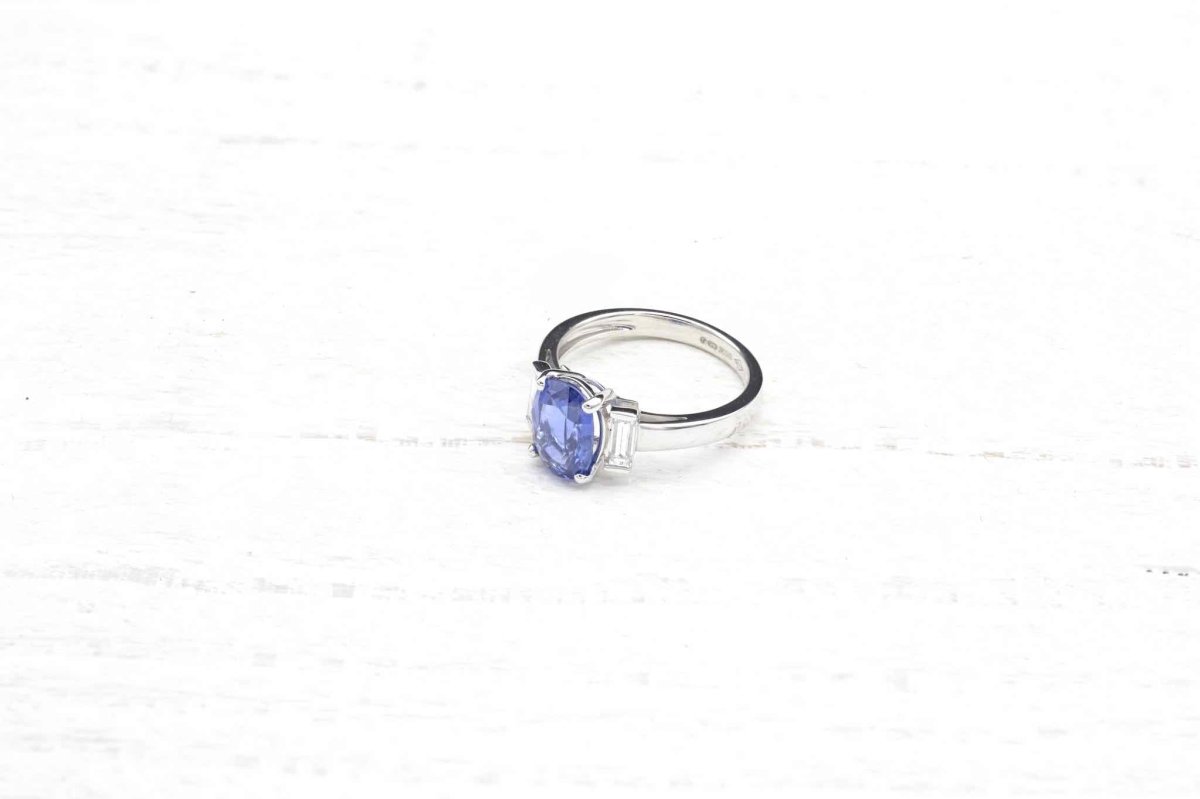 Bague saphir et diamants baguettes en or blanc 18k - Castafiore