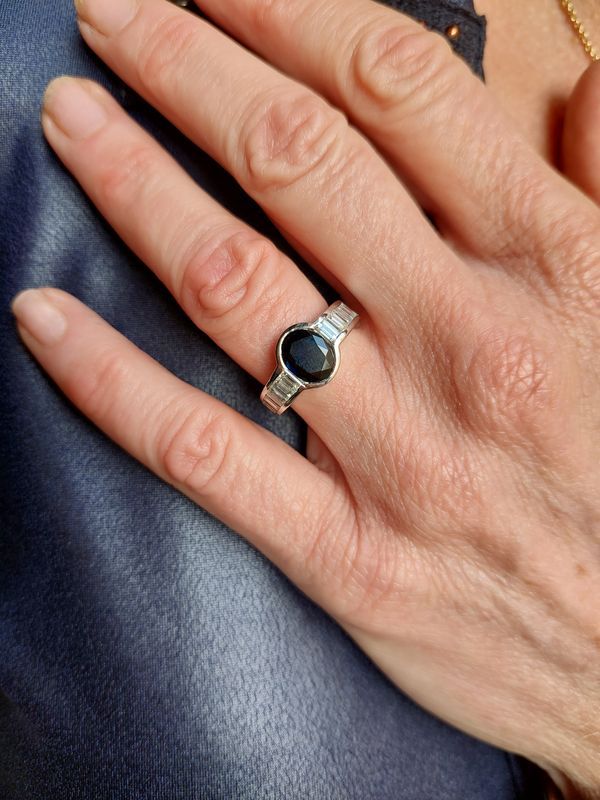 Bague saphir et diamants baguettes en or blanc - Castafiore