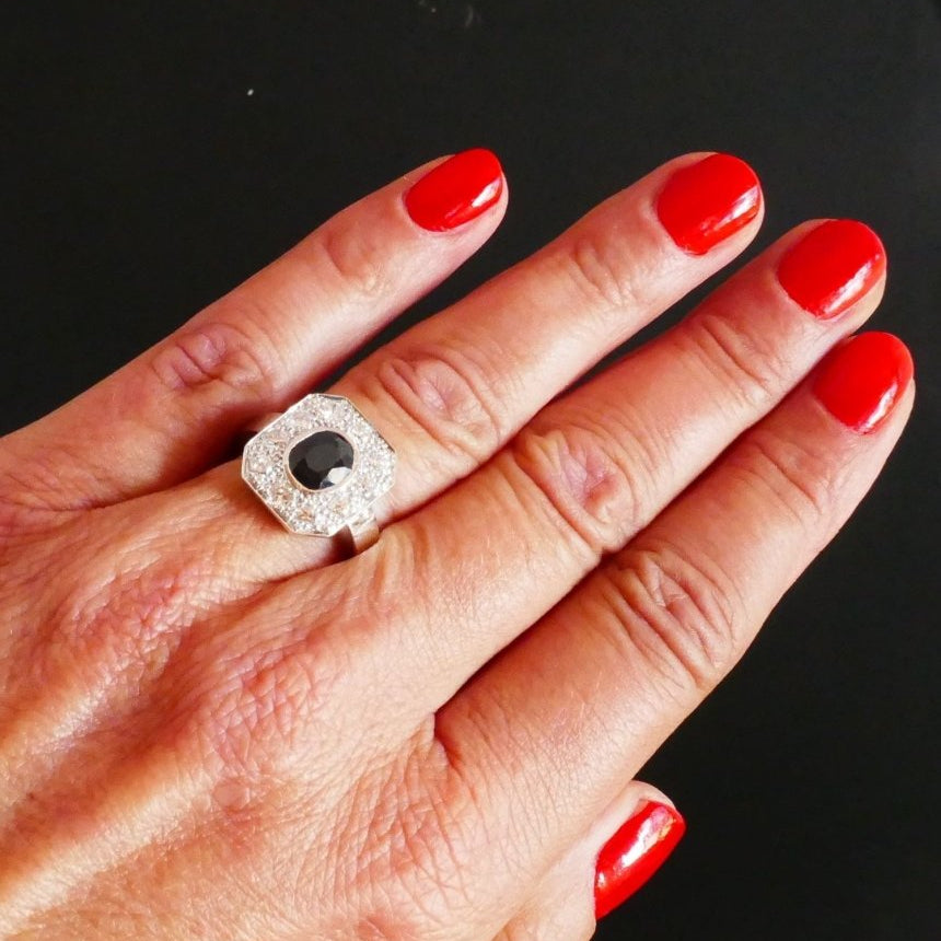 Bague Saphir Et Diamants, monture or blanc 18 carats. - Castafiore