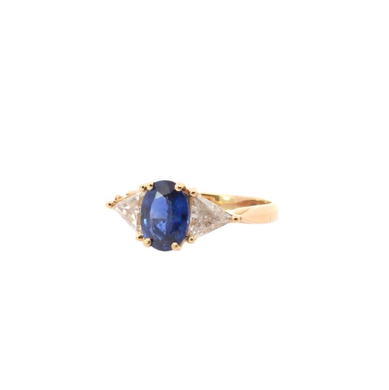 Bague saphir ovale et diamants triangles en or 18k - Castafiore