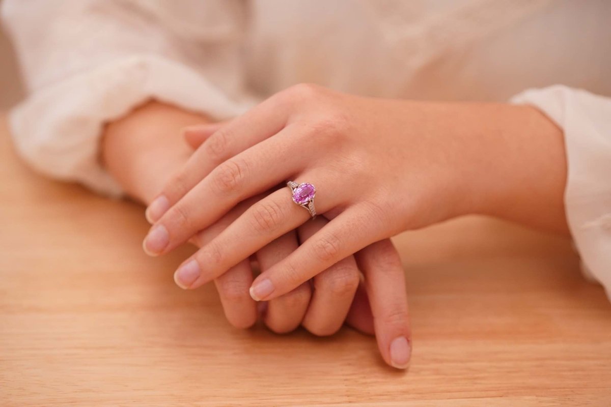 Bague saphir rose ovale et diamants en platine - Castafiore