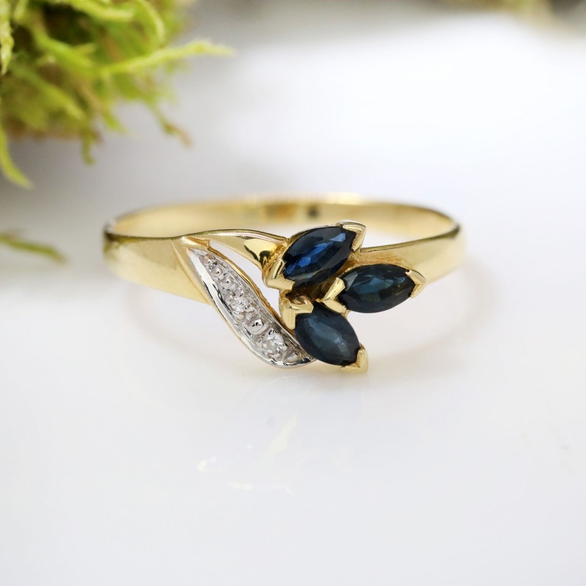 Bague saphirs navette en or jaune et diamants - Castafiore