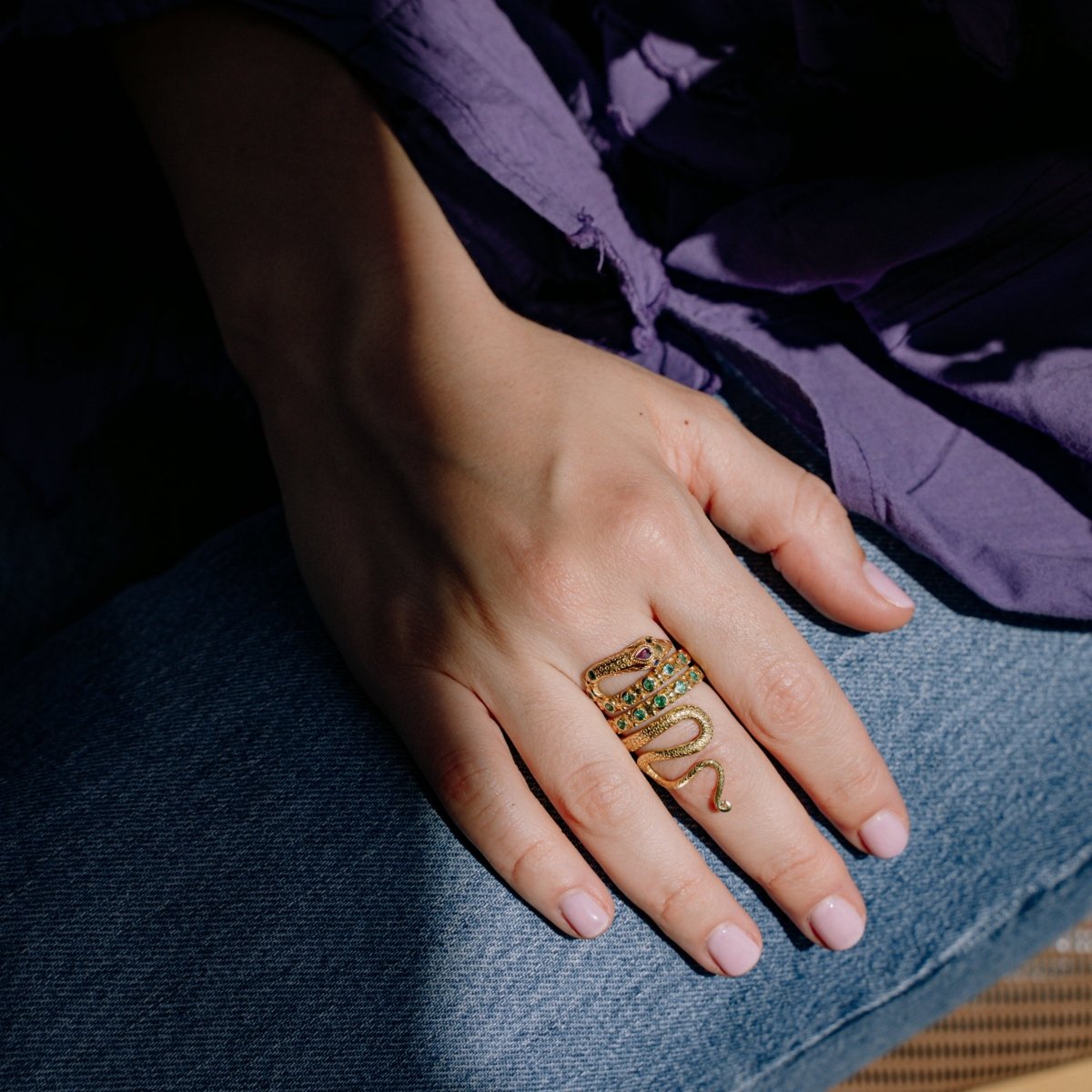 Bague Serpent en or jaune, émeraude, saphirs et rubis - Castafiore