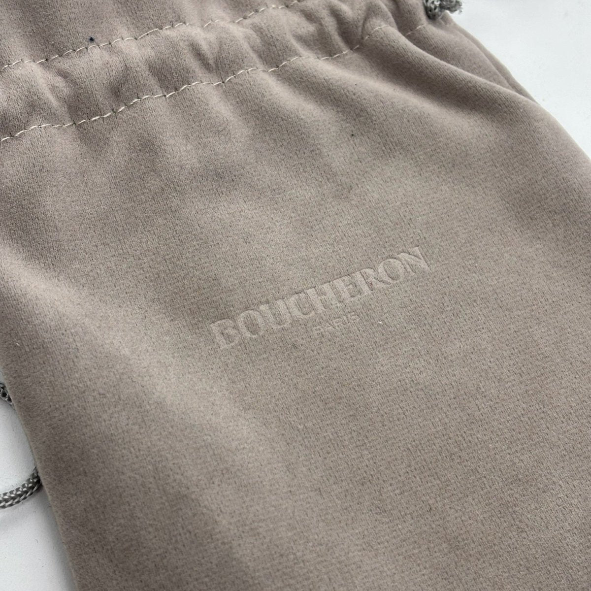 Bague Solitaire BOUCHERON "Quatre" en or blanc, onyx, et diamants - Castafiore