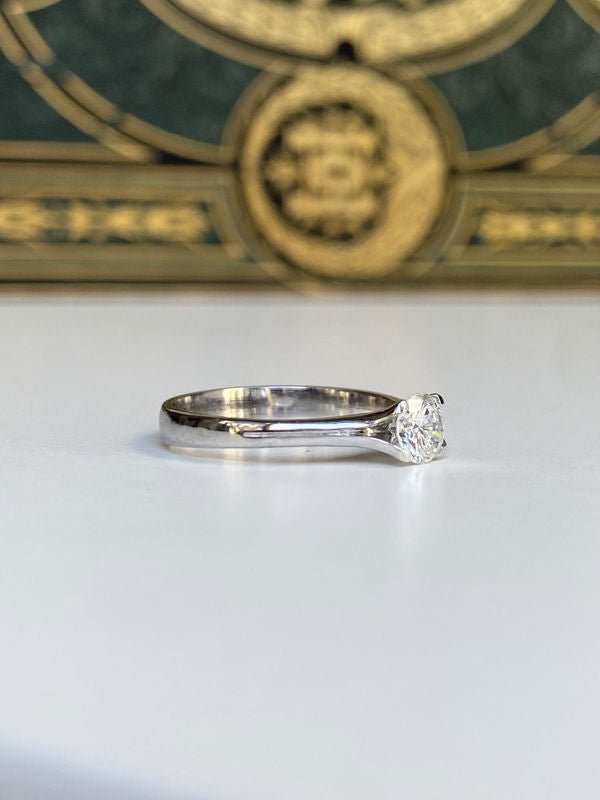 Bague solitaire en or blanc 18K et diamant - Castafiore