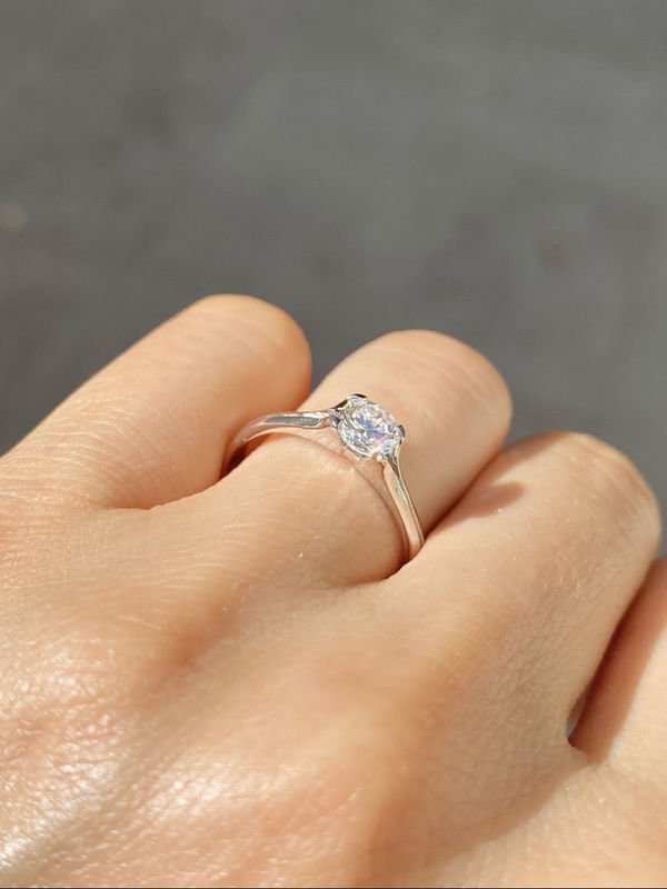 Bague solitaire en or blanc 18K et diamant - Castafiore
