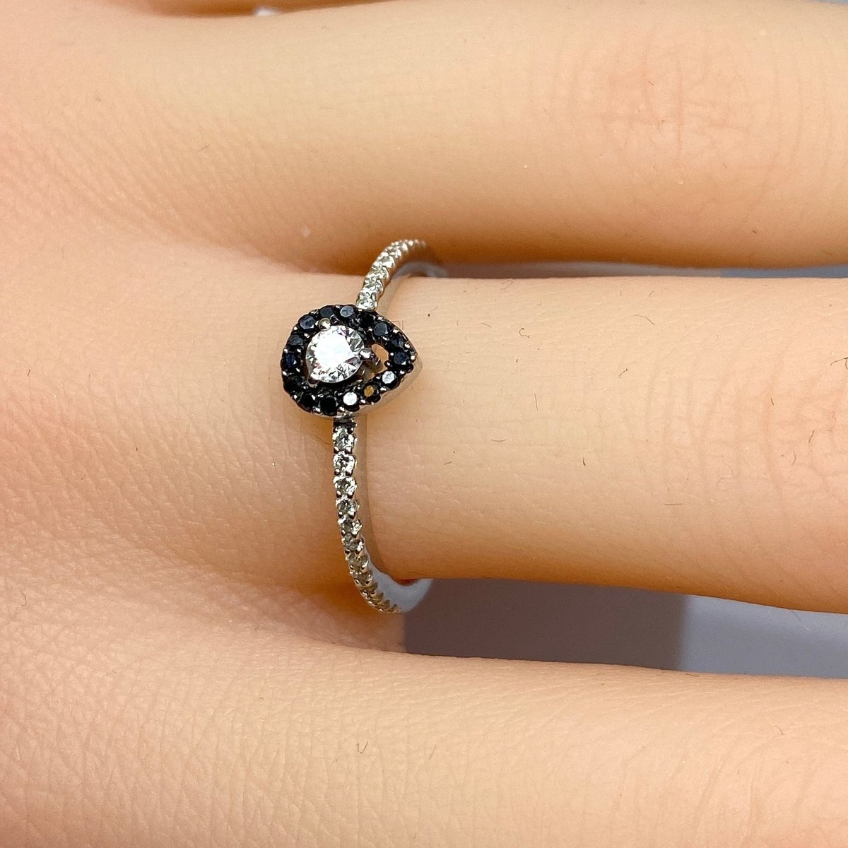 Bague solitaire en or blanc, diamants blancs et diamants noirs - Castafiore