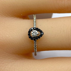 Bague solitaire en or blanc, diamants blancs et diamants noirs - Castafiore