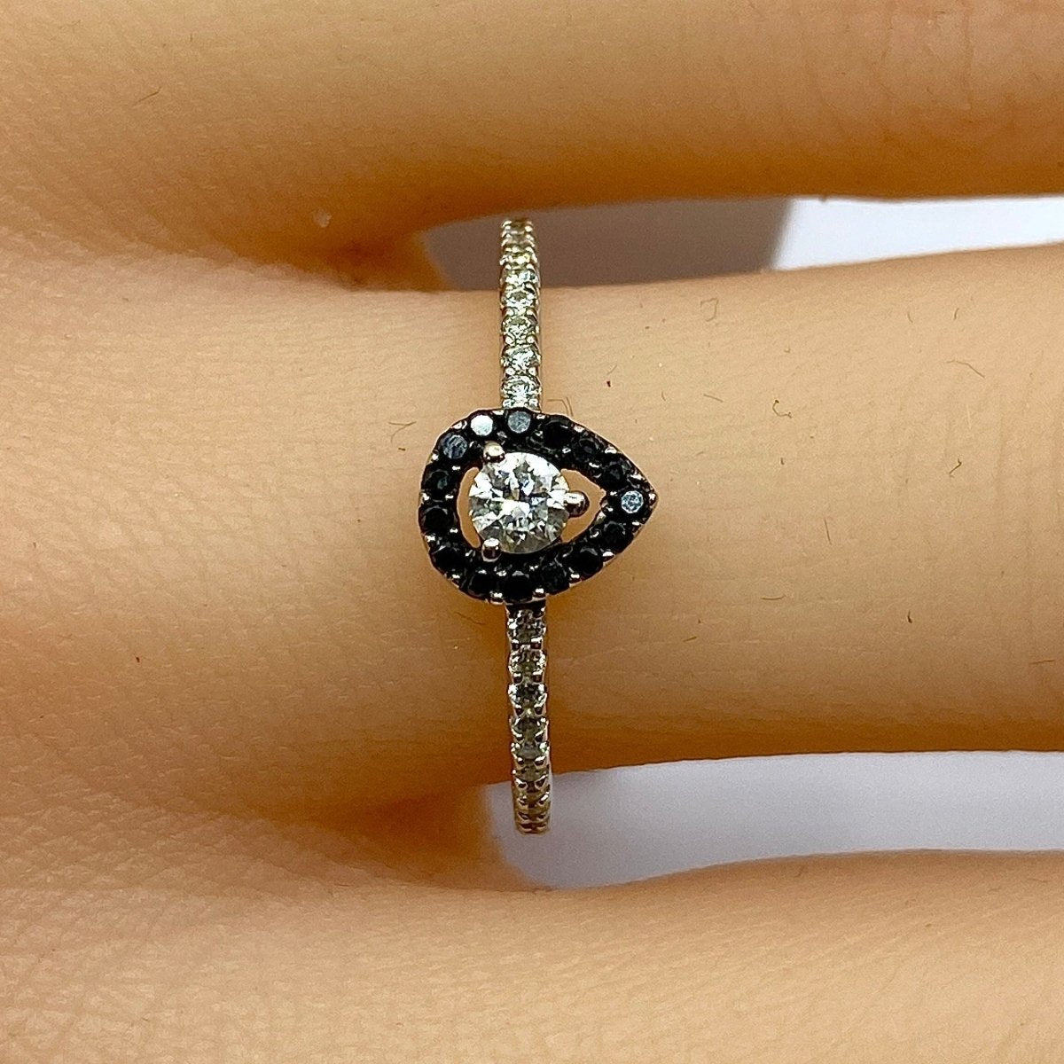 Bague solitaire en or blanc, diamants blancs et diamants noirs - Castafiore