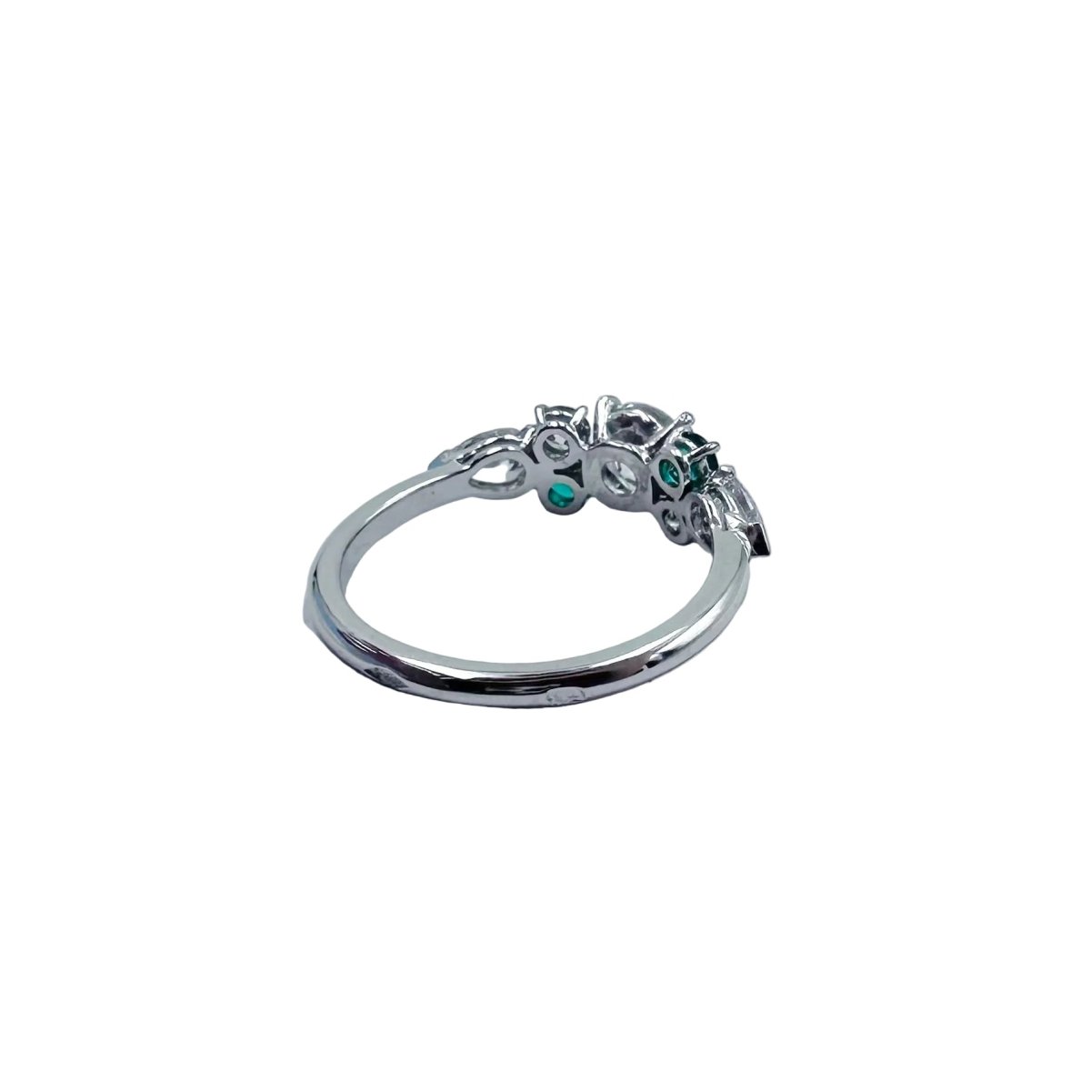 Bague Solitaire en or blanc, diamants et émeraudes - Castafiore