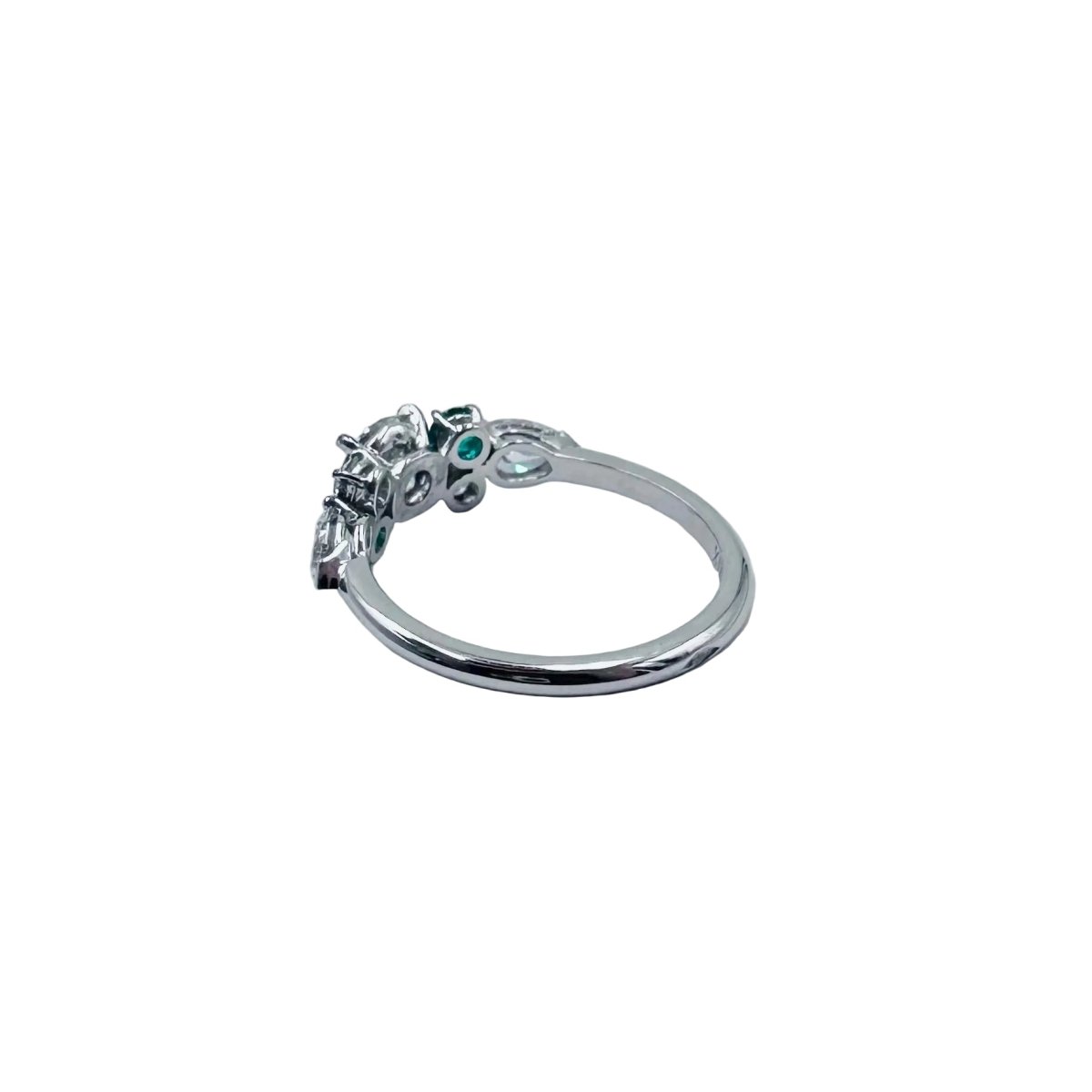 Bague Solitaire en or blanc, diamants et émeraudes - Castafiore