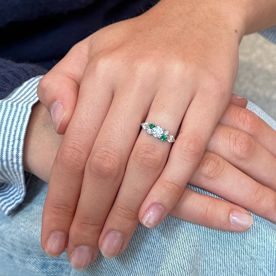 Bague Solitaire en or blanc, diamants et émeraudes - Castafiore