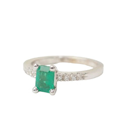 Bague solitaire en or blanc, émeraude et diamants - Castafiore