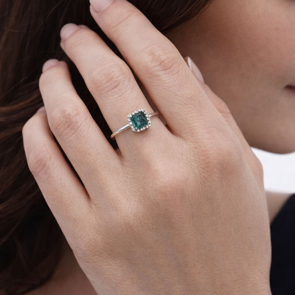 Bague Solitaire en or blanc, émeraude et diamants - Castafiore