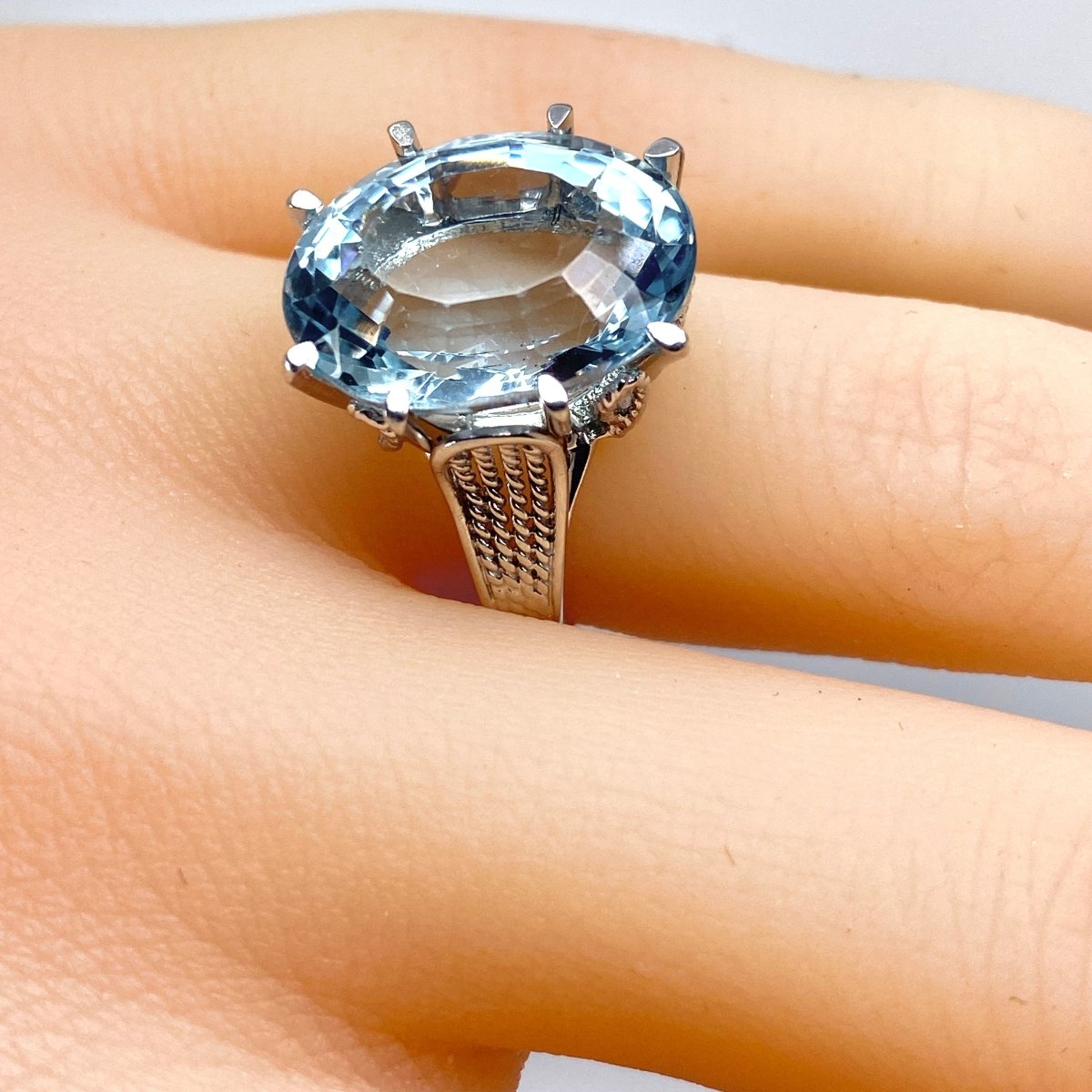 Bague Solitaire en or blanc et aigue - marine - Castafiore