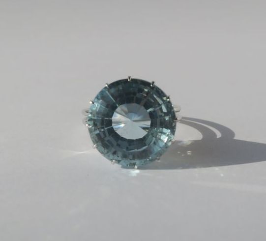 Bague solitaire en or blanc et aigue - marine - Castafiore