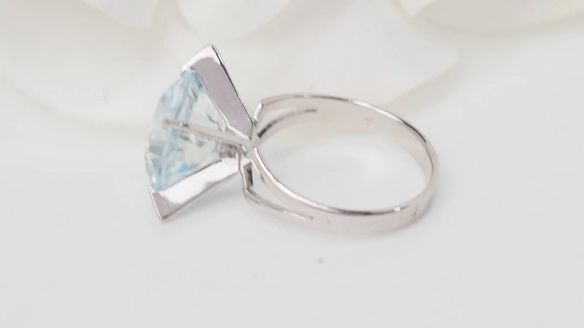 Bague Solitaire en or blanc et aigue - marine - Castafiore