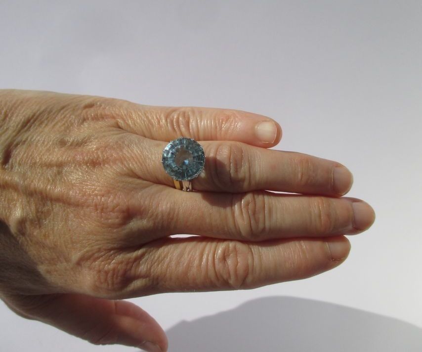 Bague solitaire en or blanc et aigue - marine - Castafiore
