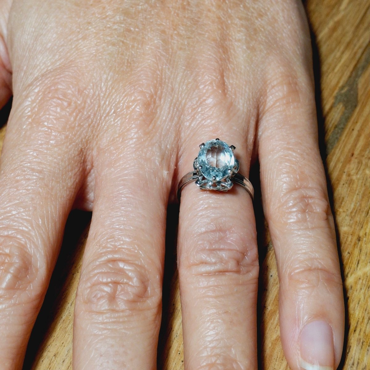 Bague Solitaire en or blanc et aigue - marine - Castafiore