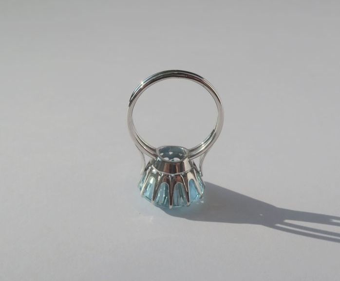 Bague solitaire en or blanc et aigue - marine - Castafiore