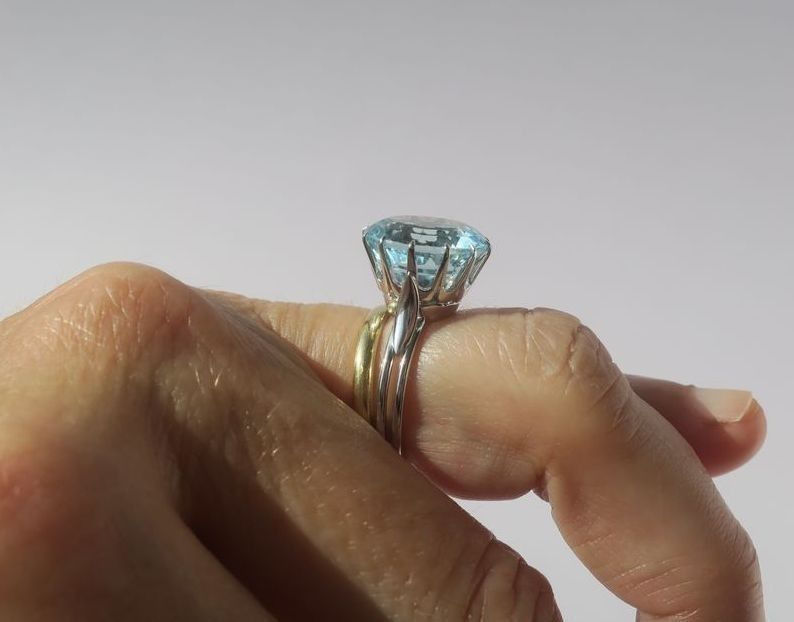 Bague solitaire en or blanc et aigue - marine - Castafiore