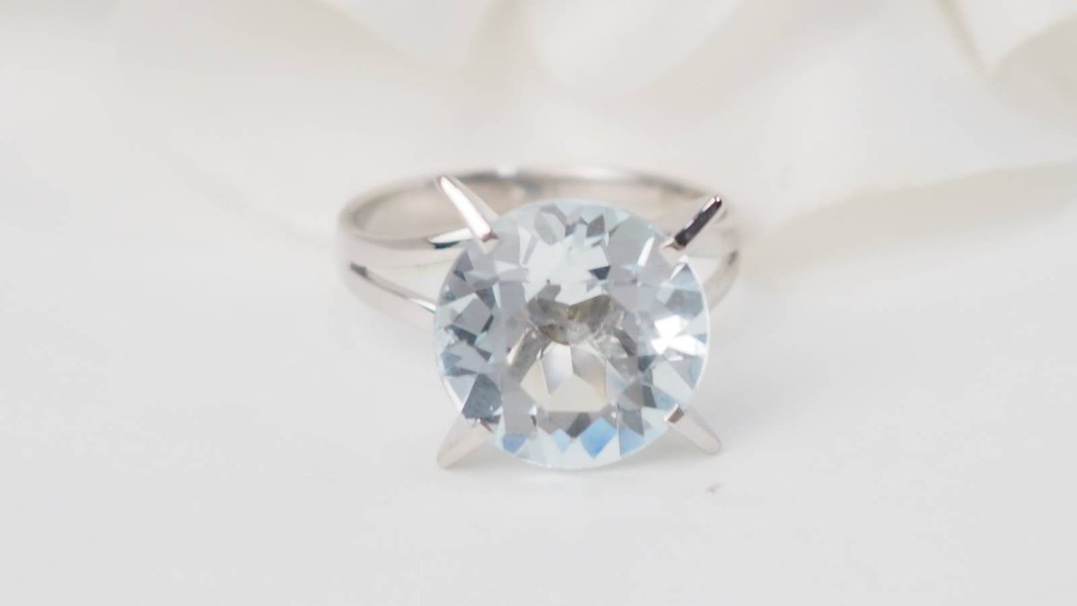 Bague Solitaire en or blanc et aigue - marine - Castafiore