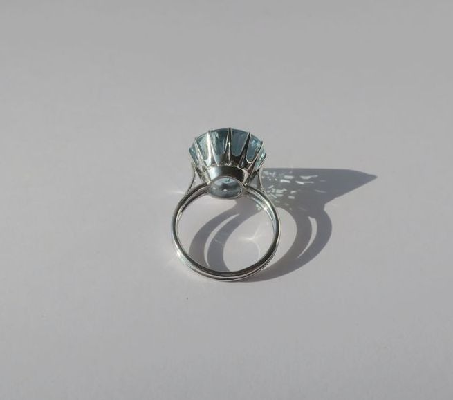 Bague solitaire en or blanc et aigue - marine - Castafiore