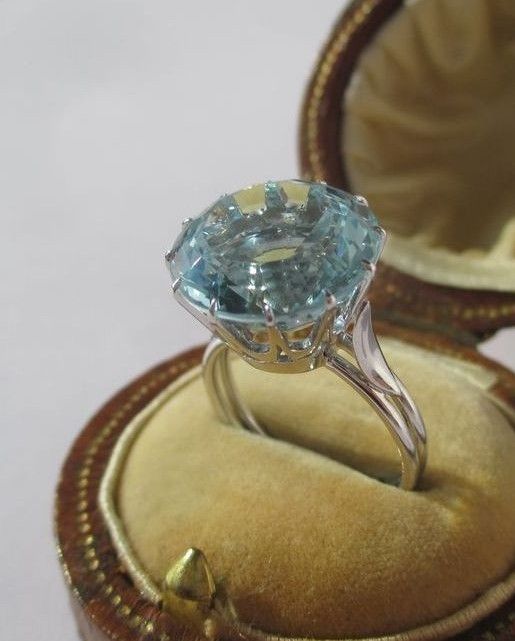Bague solitaire en or blanc et aigue - marine - Castafiore