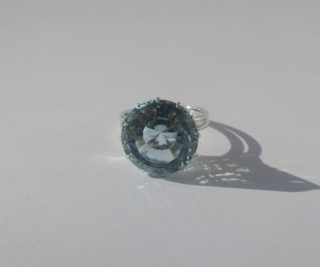 Bague solitaire en or blanc et aigue - marine - Castafiore