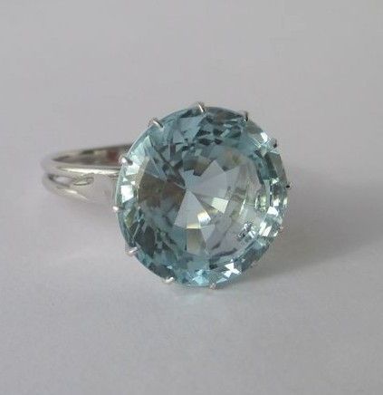 Bague solitaire en or blanc et aigue - marine - Castafiore
