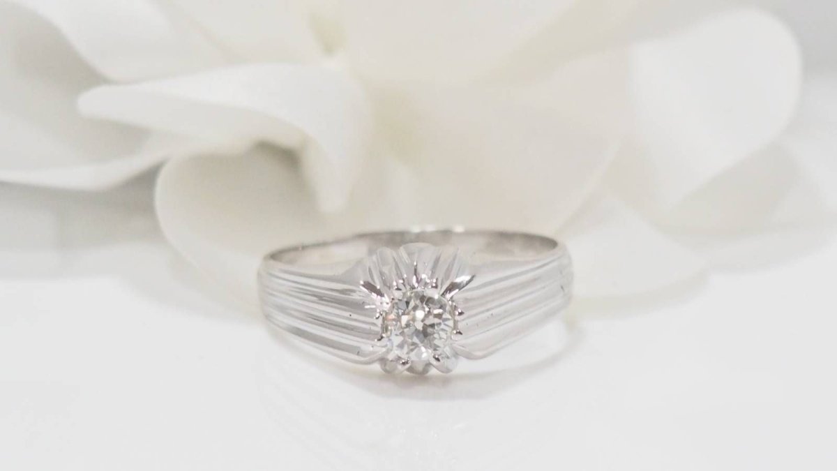 Bague solitaire en or blanc et diamant