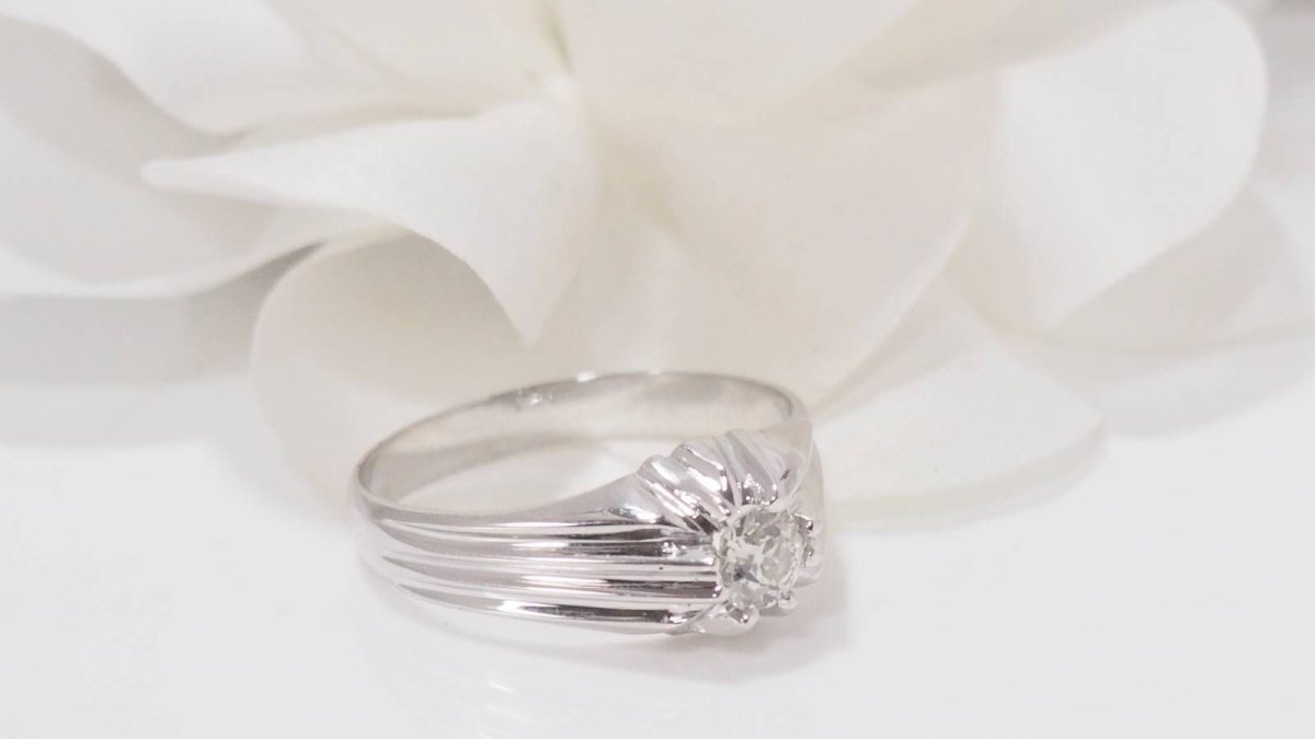 Bague solitaire en or blanc et diamant