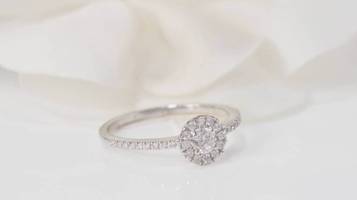 Bague solitaire en or blanc et diamants - Castafiore