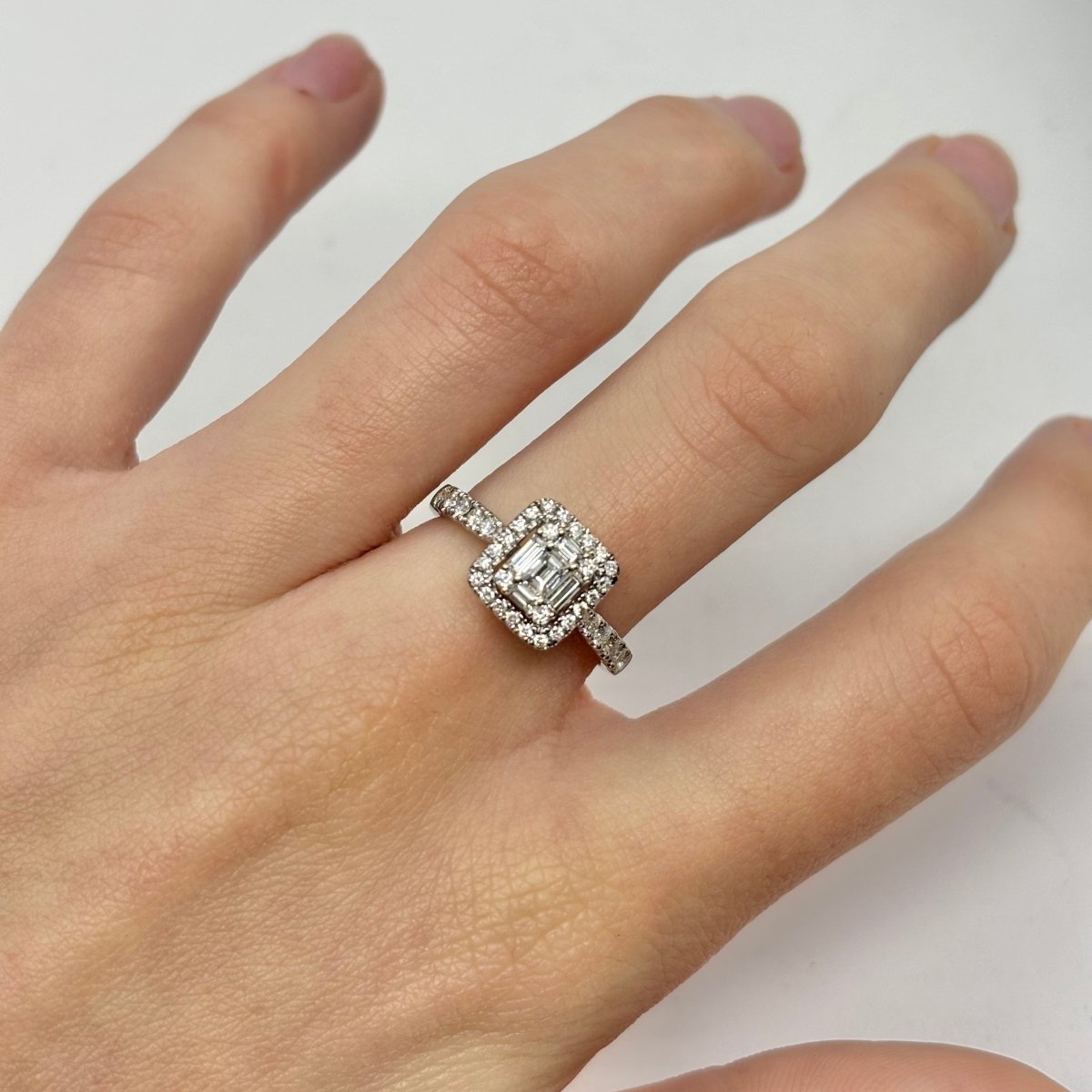 Bague Solitaire en or blanc et diamants - Castafiore