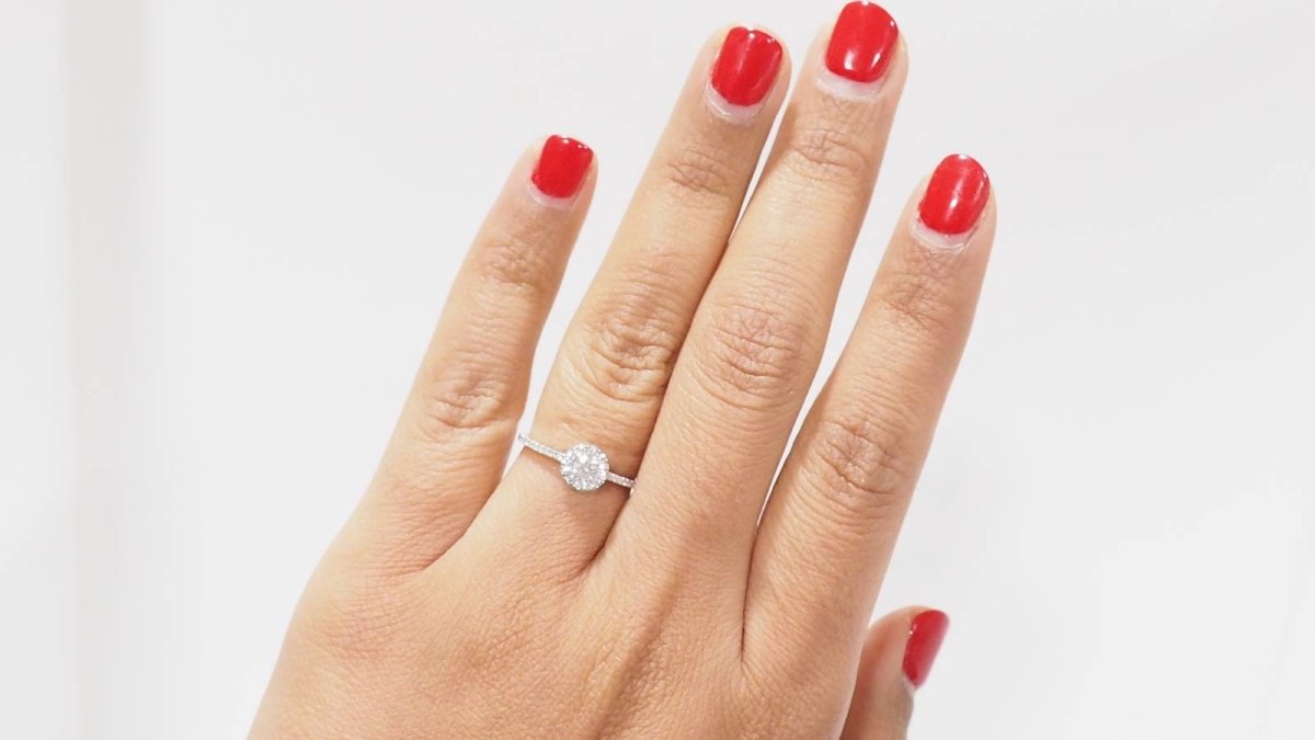 Bague solitaire en or blanc et diamants - Castafiore