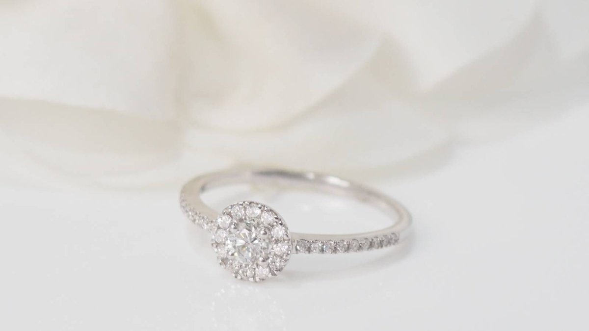 Bague solitaire en or blanc et diamants - Castafiore