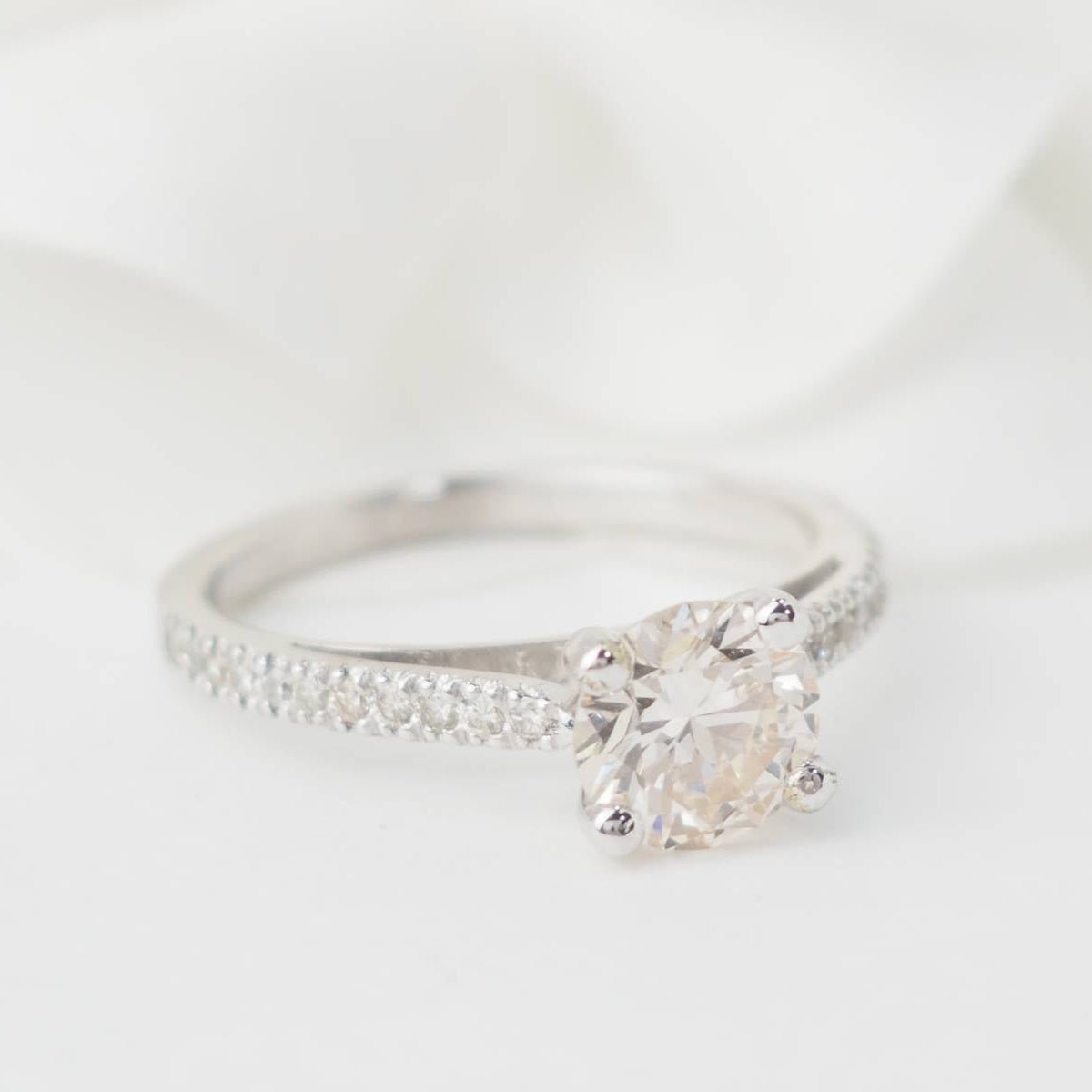 Bague Solitaire en or blanc et diamants - Castafiore