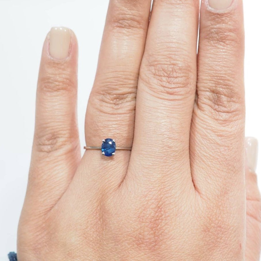 Bague solitaire en or blanc et saphir ovale - Castafiore