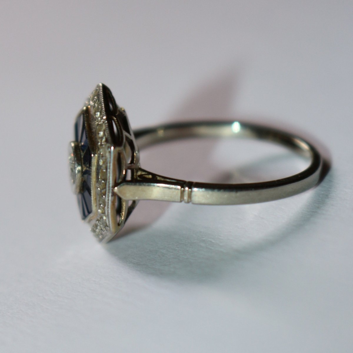 Bague Solitaire en or blanc, platine, saphirs et diamants - Castafiore