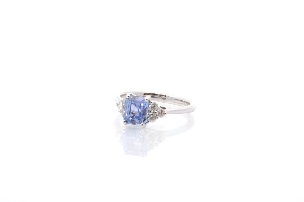 Bague Solitaire en or blanc, saphir, et diamants - Castafiore